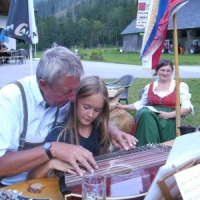 bild2470_diemut_lernt_zither_medium_20090913_1619504907_20100608_1475290937