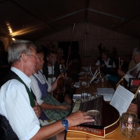 p1370023gmundner_turnermusi_spielt_im_versorgungszelt_20130821_1585768436