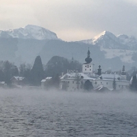 P1000580Blick_auf_das_malerische_Schloss_Orth