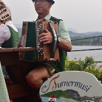 DSC_0017 Gernot mit Turnermusischild